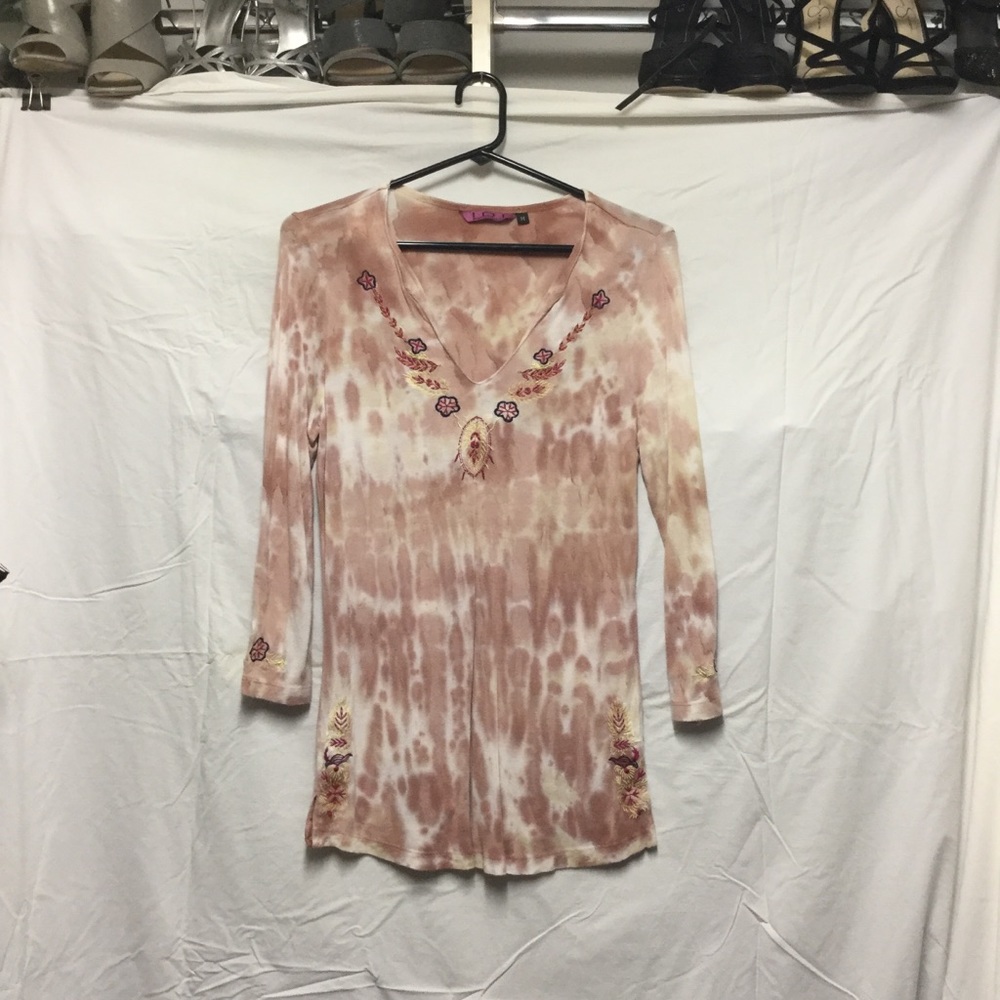 Beautiful tie-dyed look top.